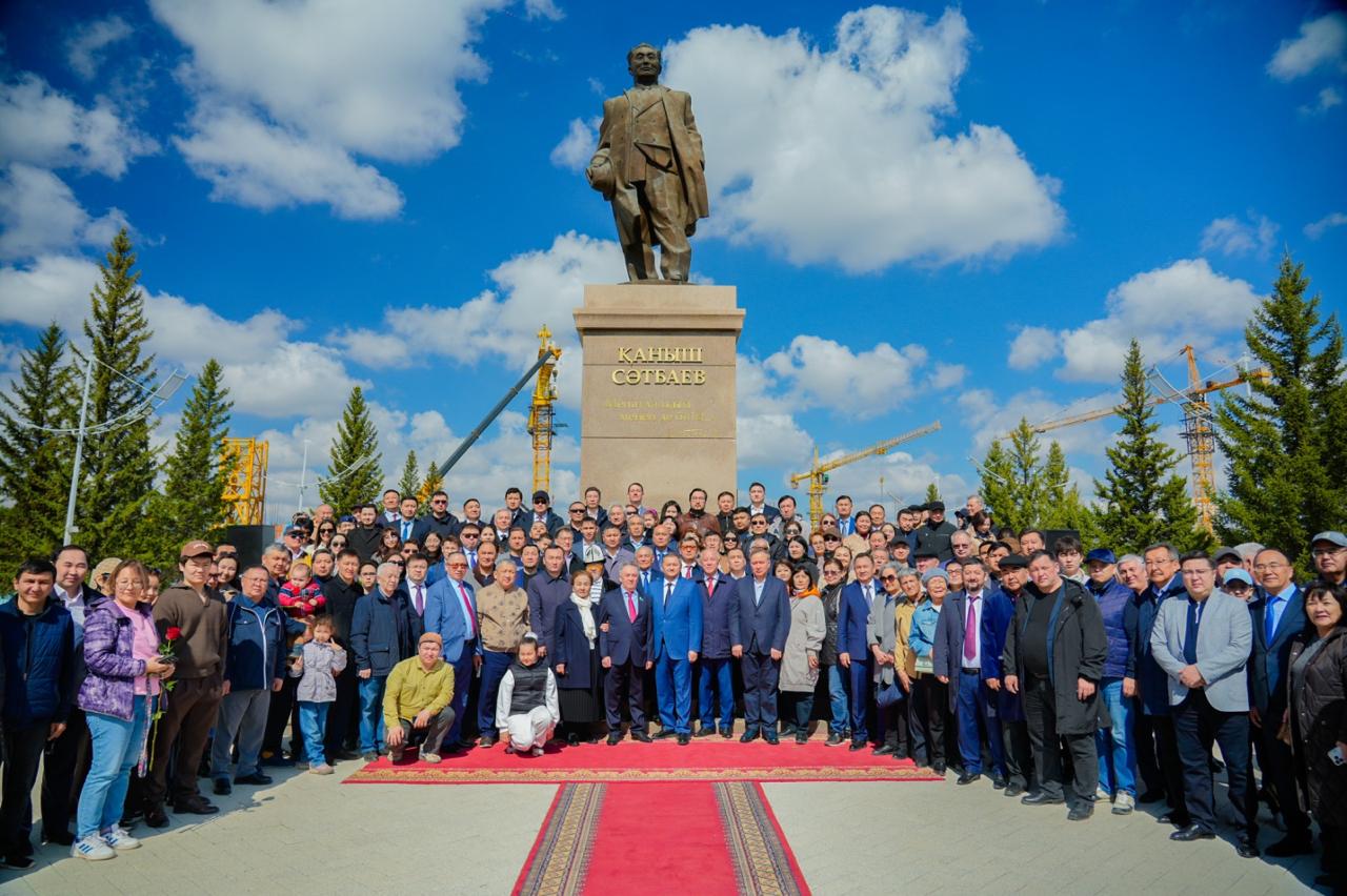 Ғылым қызметкерлері күні: Астанада Қаныш Сәтбаев ескерткішіне гүл шоғын қою рәсімі өтті