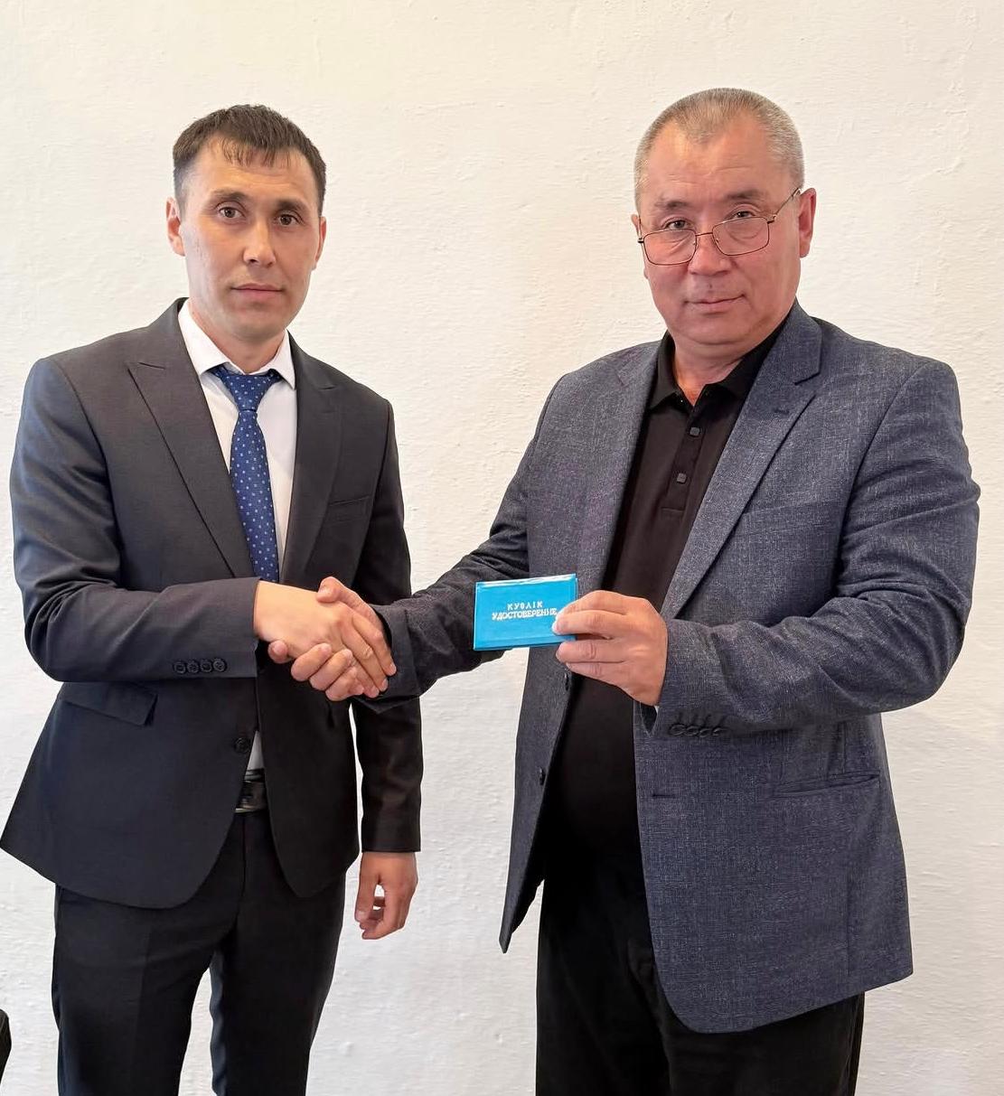 Сайланған әкімге куәлік тапсыру