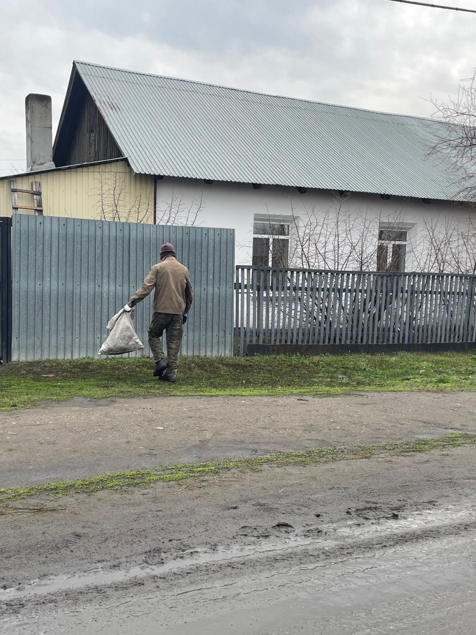 Құсмұрын кентіндегі Ленин және Сериков көшесінде жол жиектерің қоқыстан тазарту