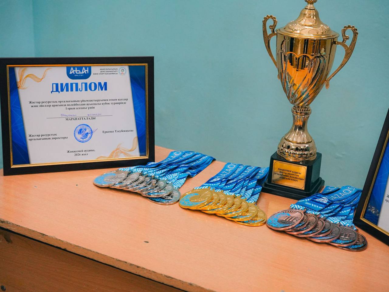 Жастар ресурстық орталығының ұйымдастыруымен қыздар мен әйелдер арасында өткен волейболдан аудандық жарыс өз мәресіне жетті