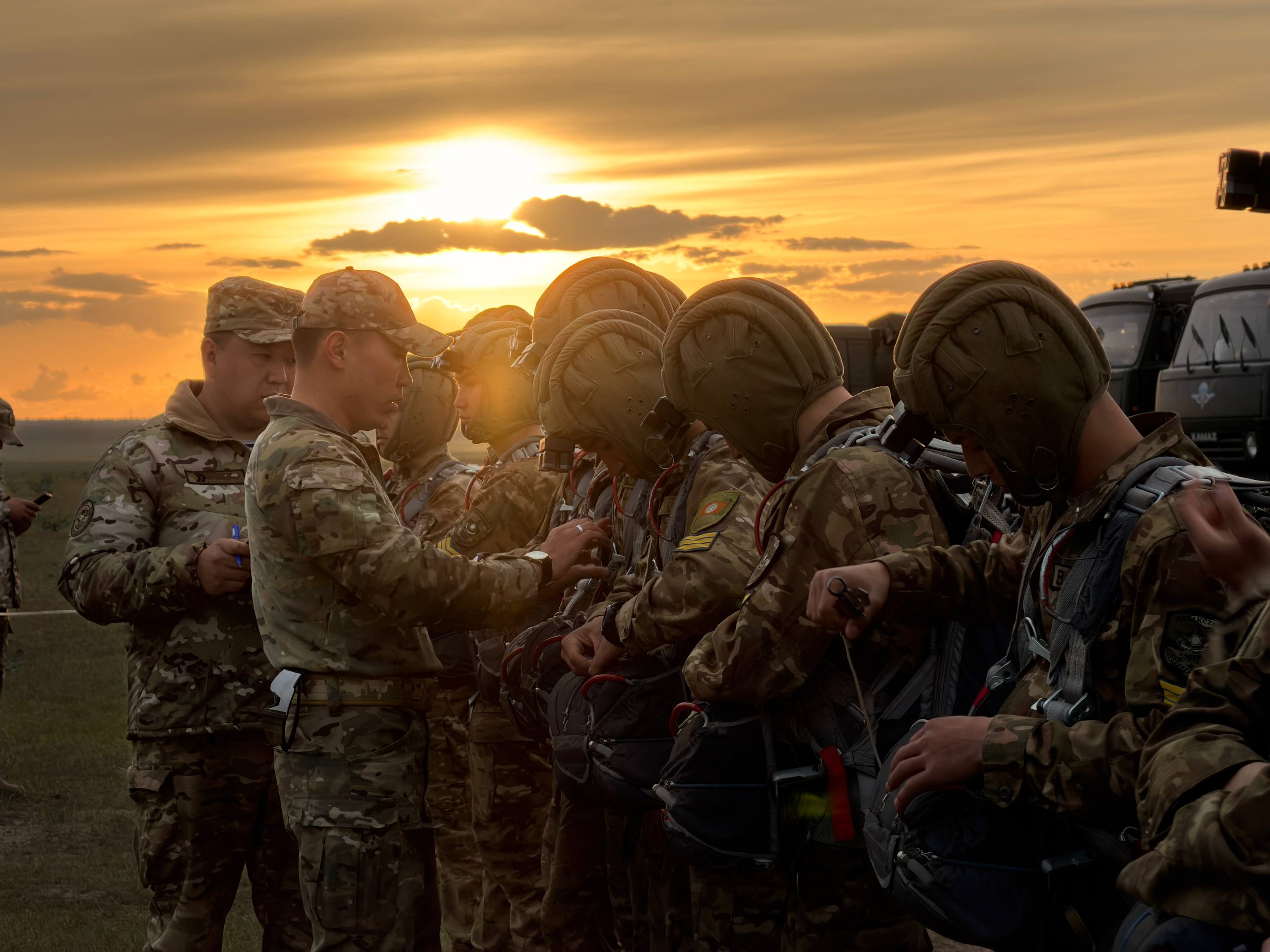 Құрлық әскерлері әскери институтының 30 курсанты алғаш рет түнде парашютпен секірді