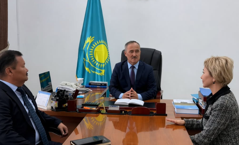 Ауданға арнайы іссапармен "Қызмет" мемлекеттік, банк мекемелері және қоғамдық қызмет көрсету қызметкерлерінің салалық кәсіподағы Ақтөбе облыстық филиалының төрағасы Мухтарита Муханбетқалиқызы Сағындықова келіп, аудан әкімі Асқар Қайырғалиұлы Қазыбаевпен арнайы кездесу өткізді.