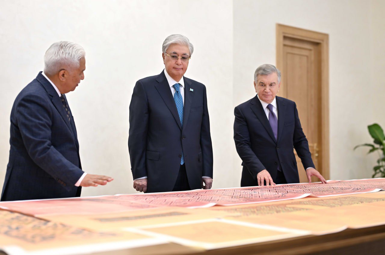 🇰🇿🇺🇿Шавкат Мирзиёев Қасым-Жомарт Тоқаевқа бірқатар тарихи құжатты тапсырды