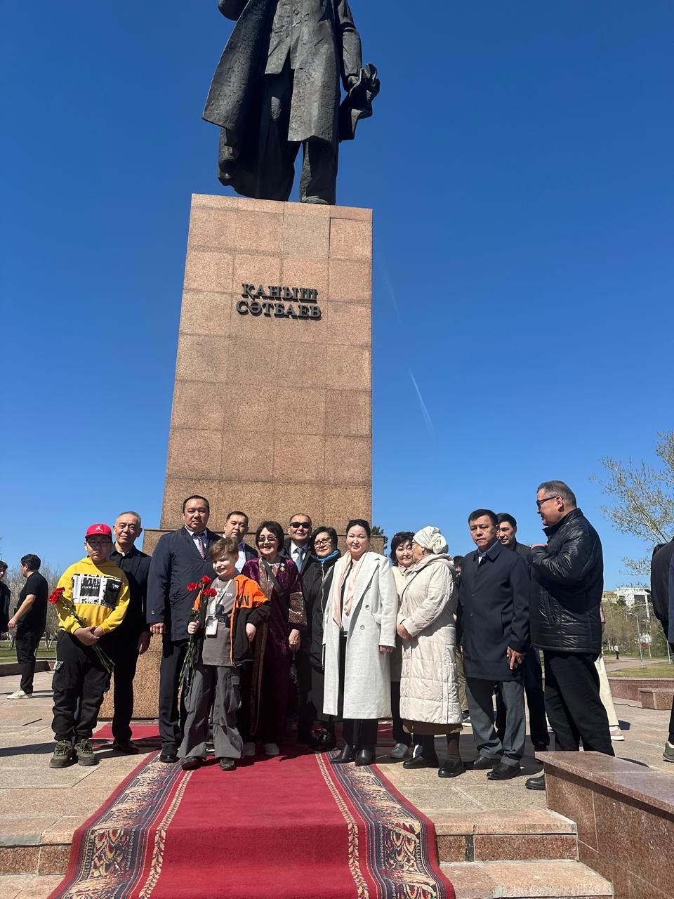 Бүгін, 12 сәуір – елімізде Ғылым қызметкерлері күні. Сонымен қатар, қазақтың көрнекті ғалымы, академик, геолог, Қаныш Имантайұлы Сәтбаевтың туғанына 127 жыл толуына орай Қарағанды қаласындағы ескерткішінің алдында салтанатты гүл шоқтарын қою рәсімі өтті.