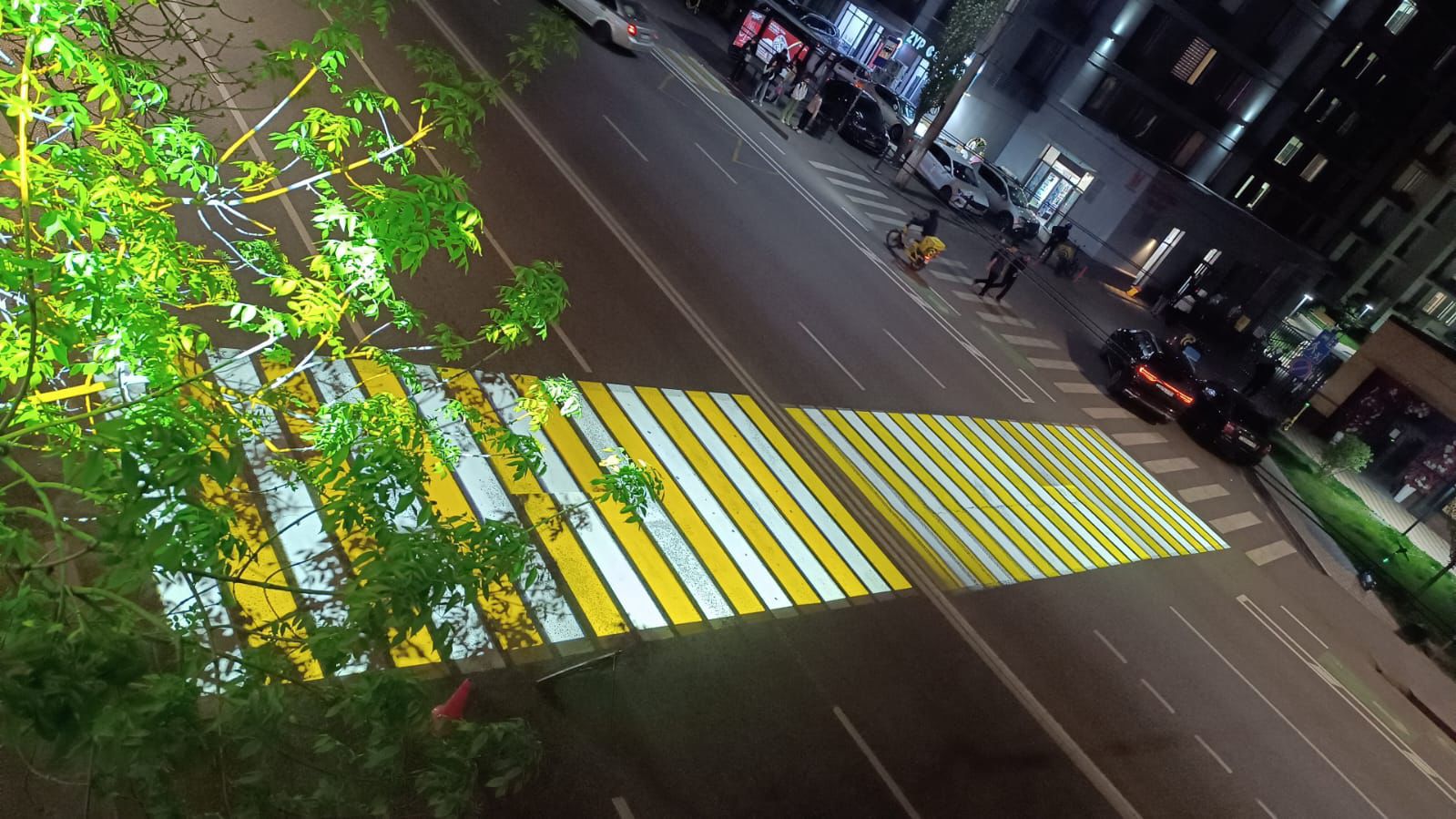 Алматыда Сәтбаев көшесінде жүргіншілерге арналған проекциялық жарықтандыру орнатылды