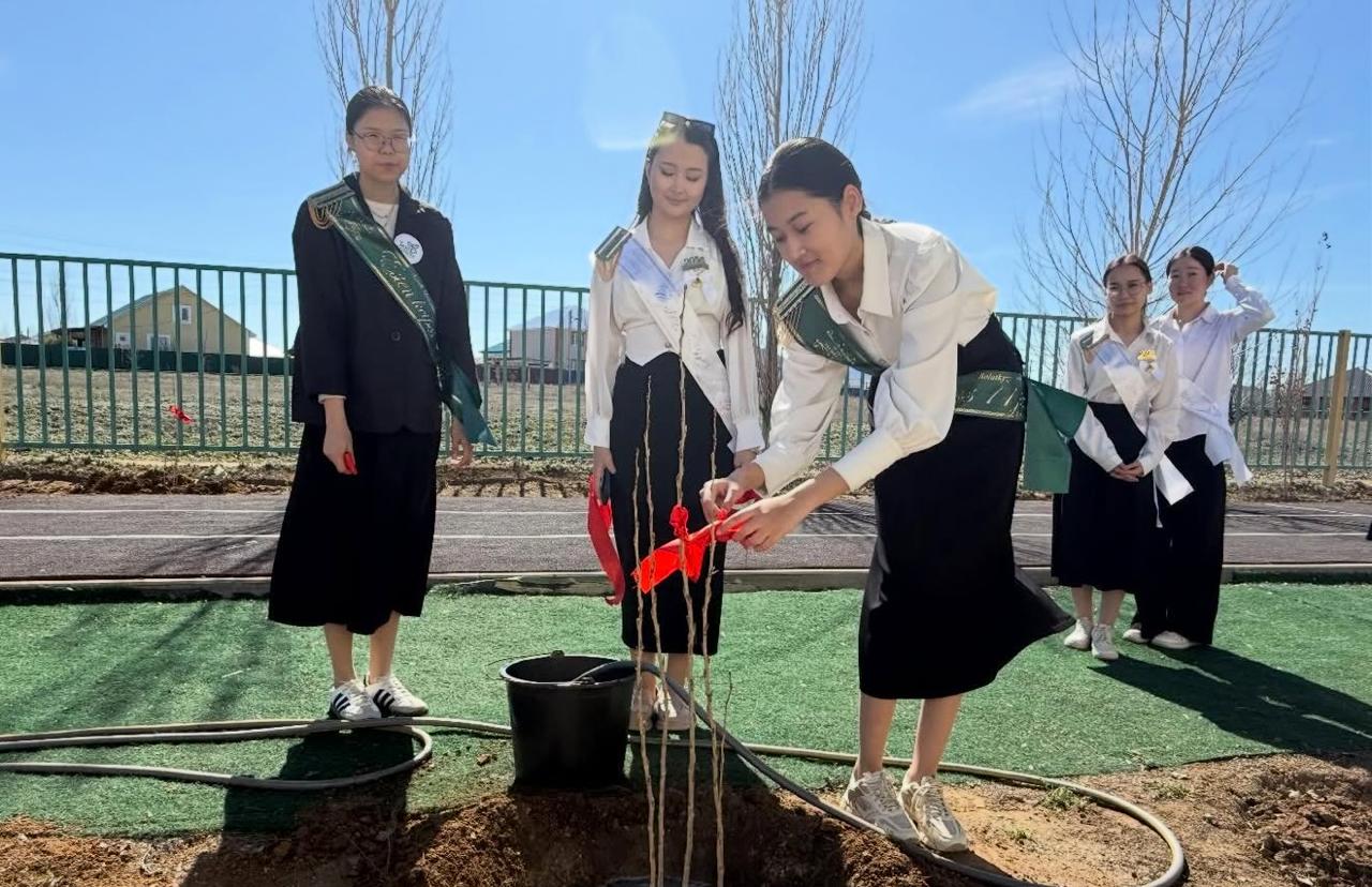 «Таза Қазақстан» акциясы аясында болашақ «Алтын белгі» иегерлері түлектер аллеясын отырғызды