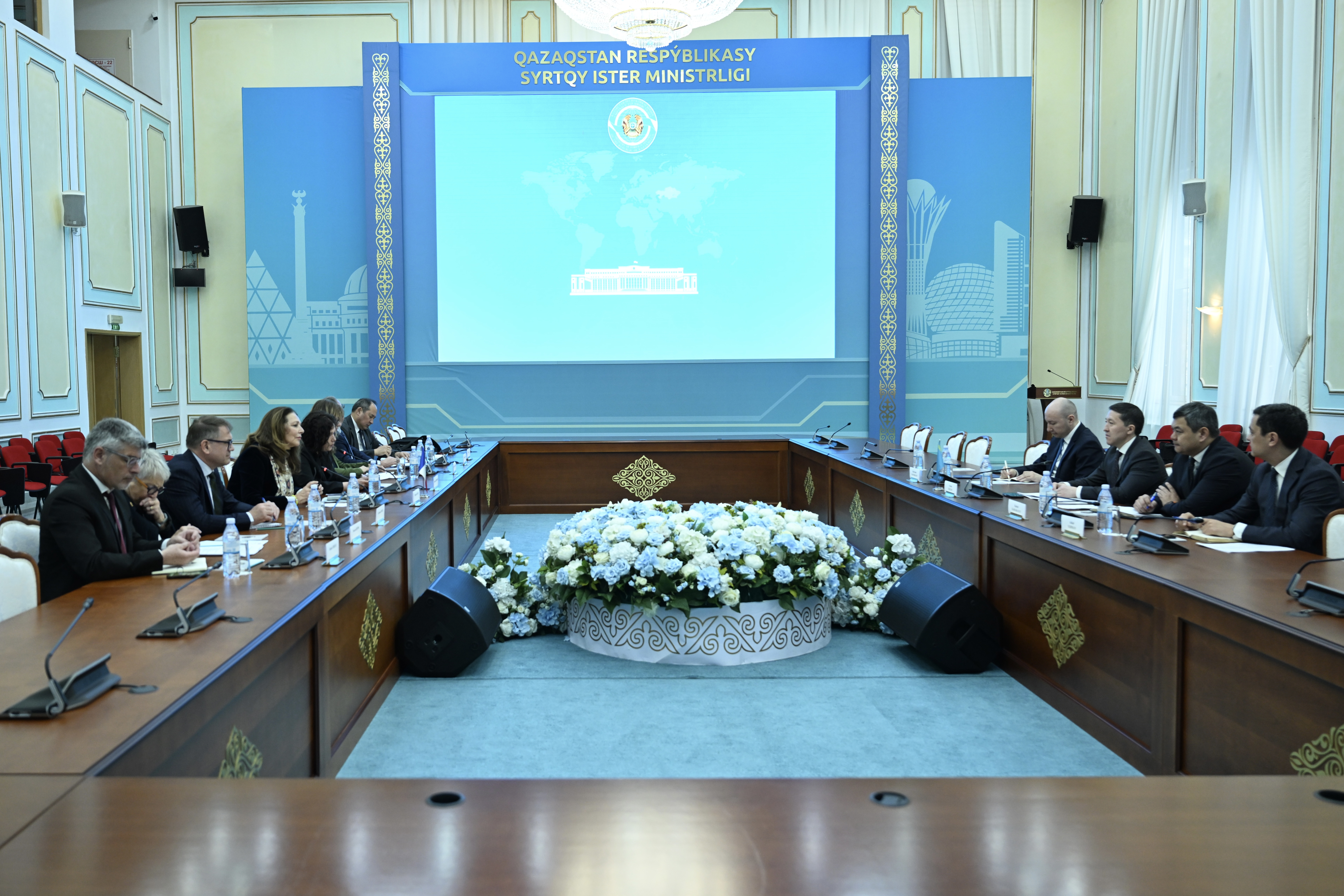 В МИД Казахстана состоялась встреча с делегацией Сената Франции