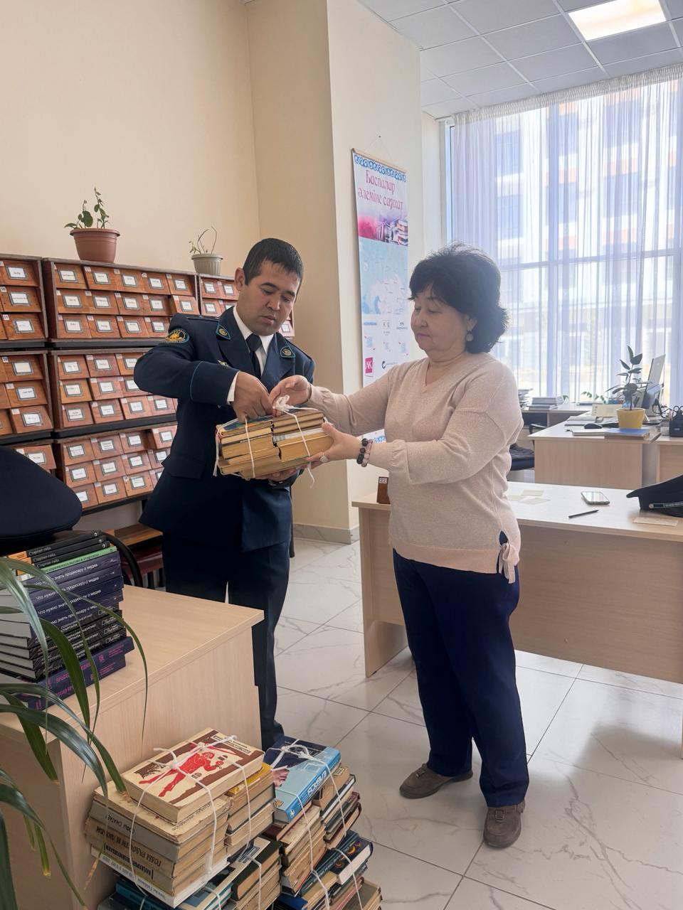 Маңғыстау облысында ҚАЖ мекемесіне 100-ден астам кітап табысталды