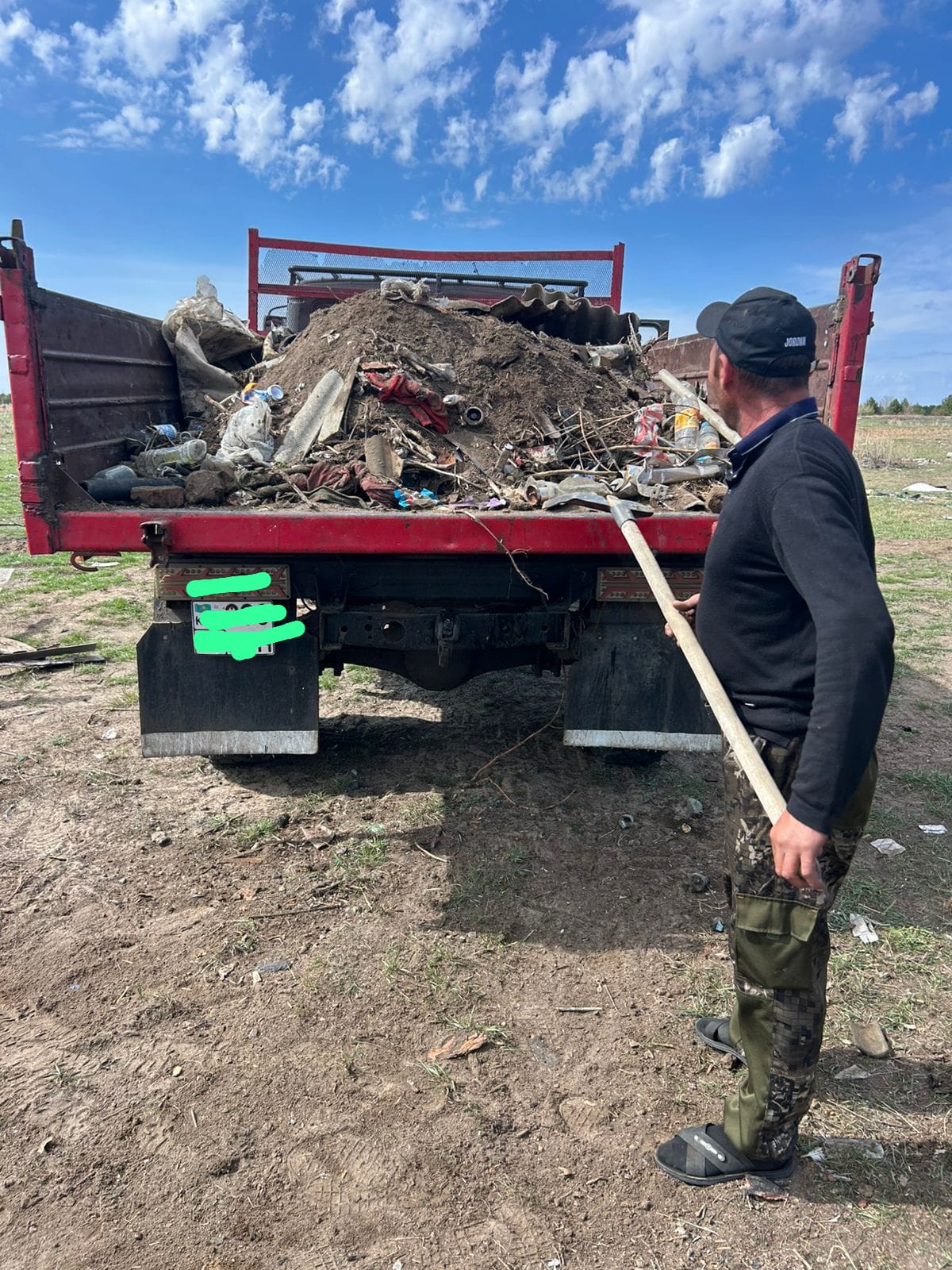 ГАЗ-53 маркалы автокөлік тұрмыстық қоқысты белгіленбеген жерге төкті.