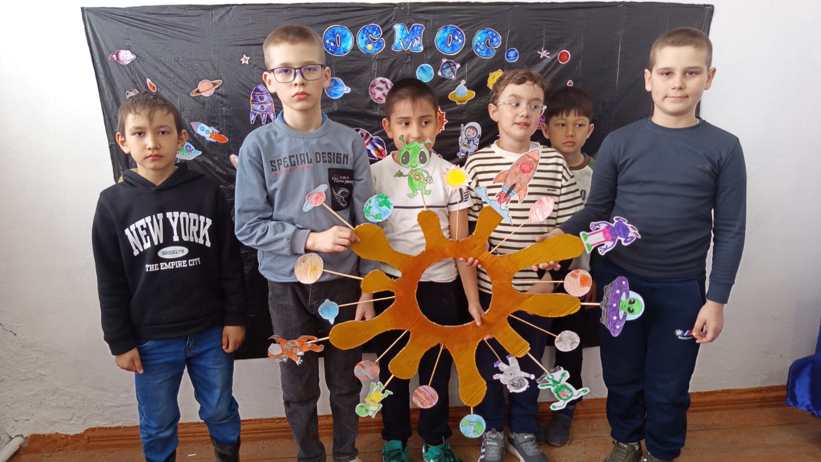 🚀 "Белгісізге ұшу" Мәдениет үйінде Дүниежүзілік авиация және космонавтика күніне арналған ақпараттық сағат өтті. Қатысушылар ғарышты игеру тарихымен танысты, ғарыш тарихы арқылы қызықты саяхатқа шықты, алғашқы ұшулар, көрнекті ғалымдар мен ғарышкерлер, авиация мен ғарыш техникасының заманауи жетістіктері туралы білді. Балалардың өздері ғарыштық фотоаймақ құрғаны ерекше қуантты, онда әрбір адам жарқын және есте қаларлық фотосуреттер түсіре алады. Іс-шара тартымды және танымдық болды, қатысушыларға керемет көңіл-күй сыйлады және жаңа білім алды.