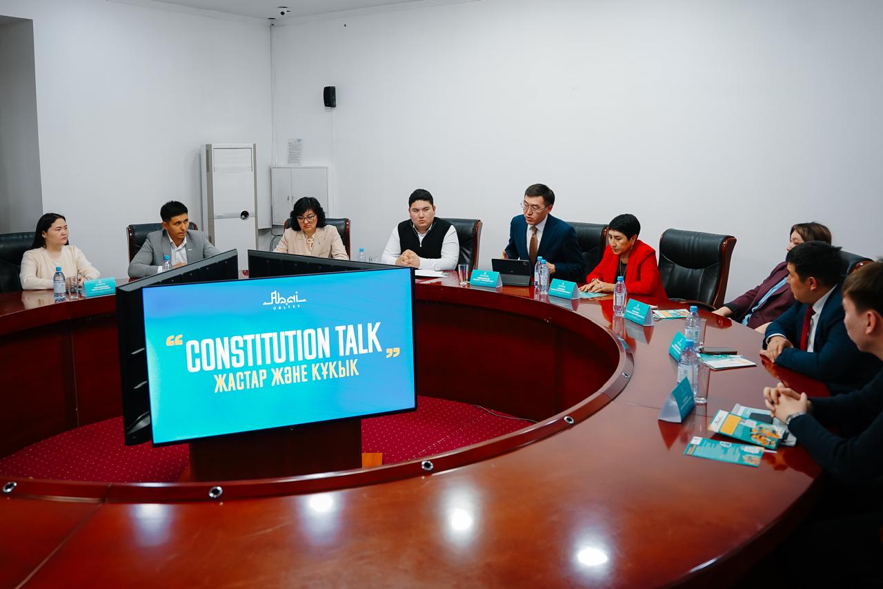 "Constitution Talk: Жастар және құқық" тақырыбындағы дөңгелек үстел