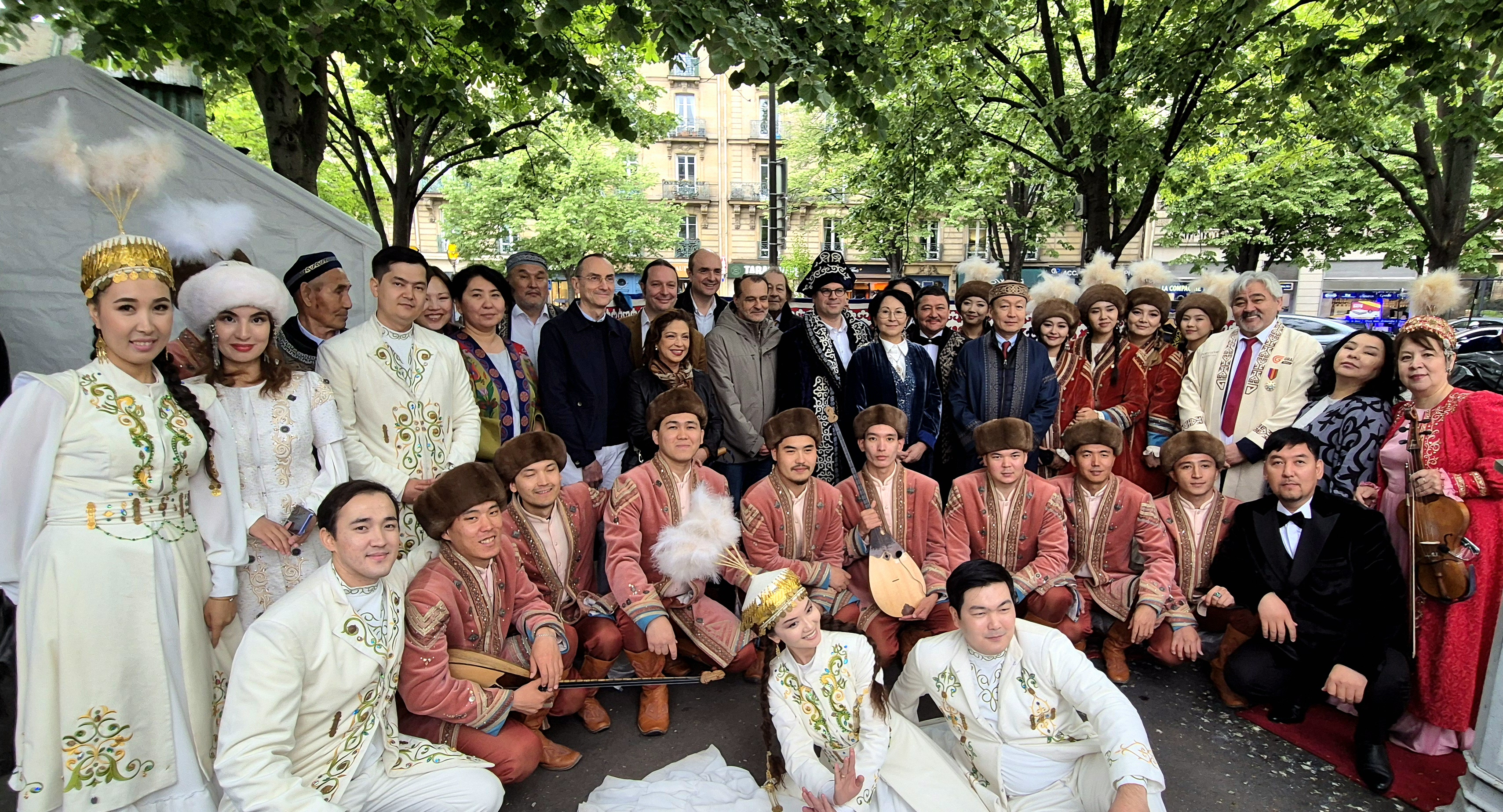 Village kazakh: Париж төріндегі ұлттық мәдениет
