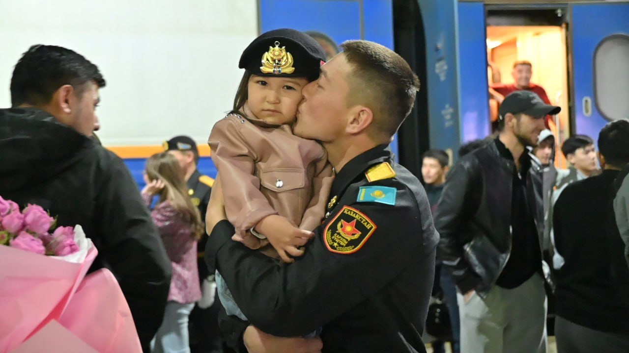 Шымкентте Ақтаудағы теңіз жаяу әскерінде қызмет еткен сарбаздарды салтанатты түрде қарсы алды