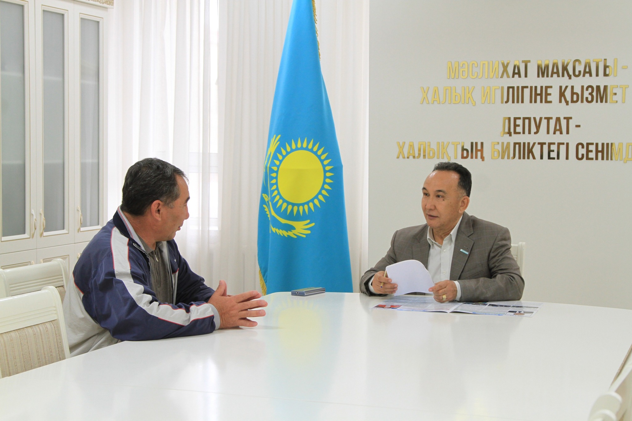 Депутаттар тұрғындарды қабылдады