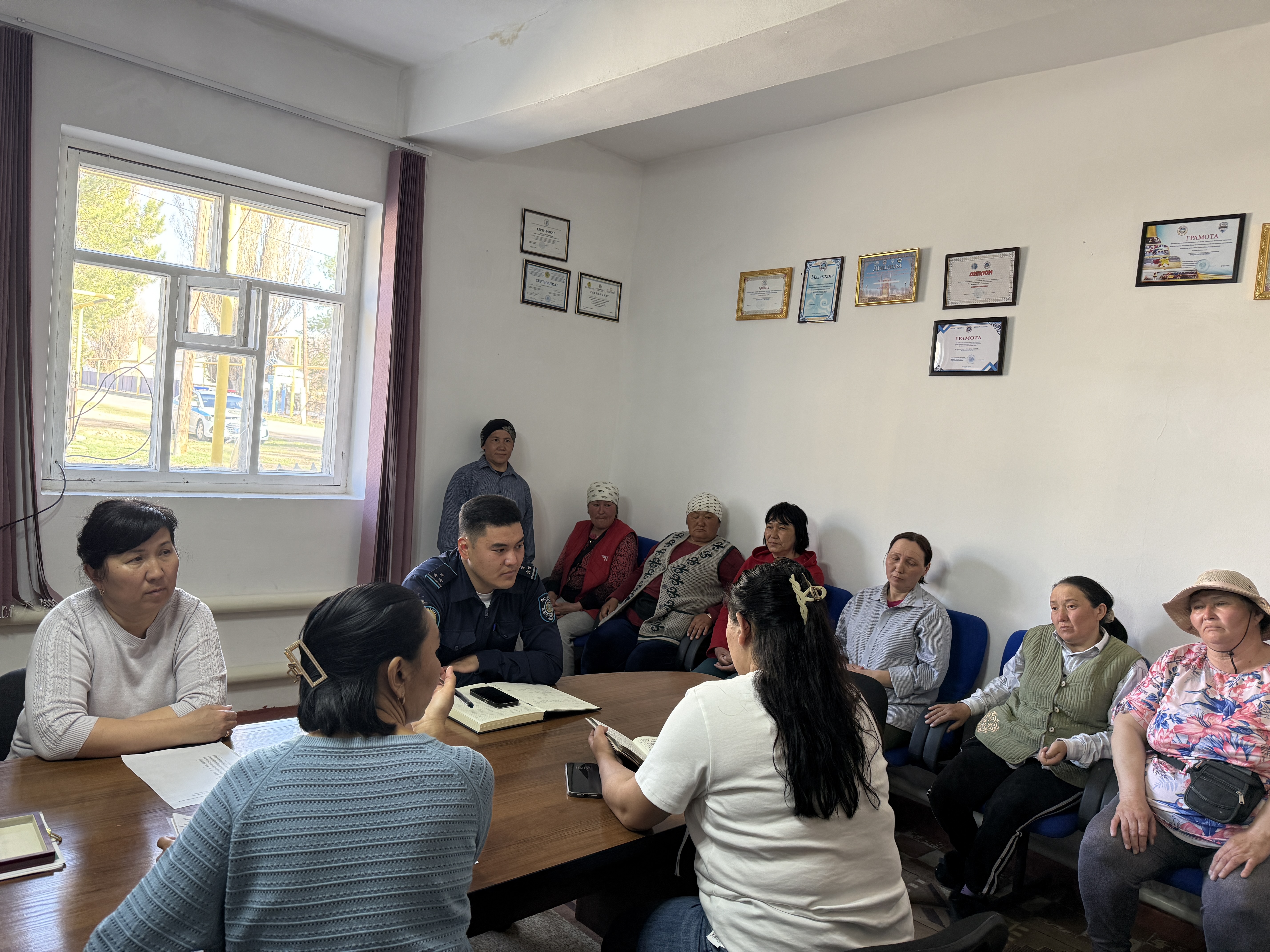 🔹Жарлыөзек ауылдық округінде құқық бұзушылықтың алдын алу мақсатында ауыл тұрғындары арасында түсіндіру жұмыстары жүргізілді.