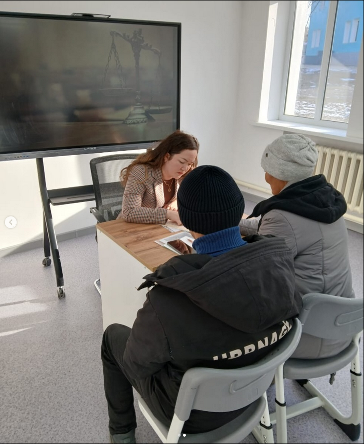 Әділет департаменті, Ұлытау облысы адвокаттар алқасының адвокаты М. Базылхан және Жезқазған бизнес және көлік колледжінің студенттері бірлесіп, заң клиникасында азаматтарды қабылдады