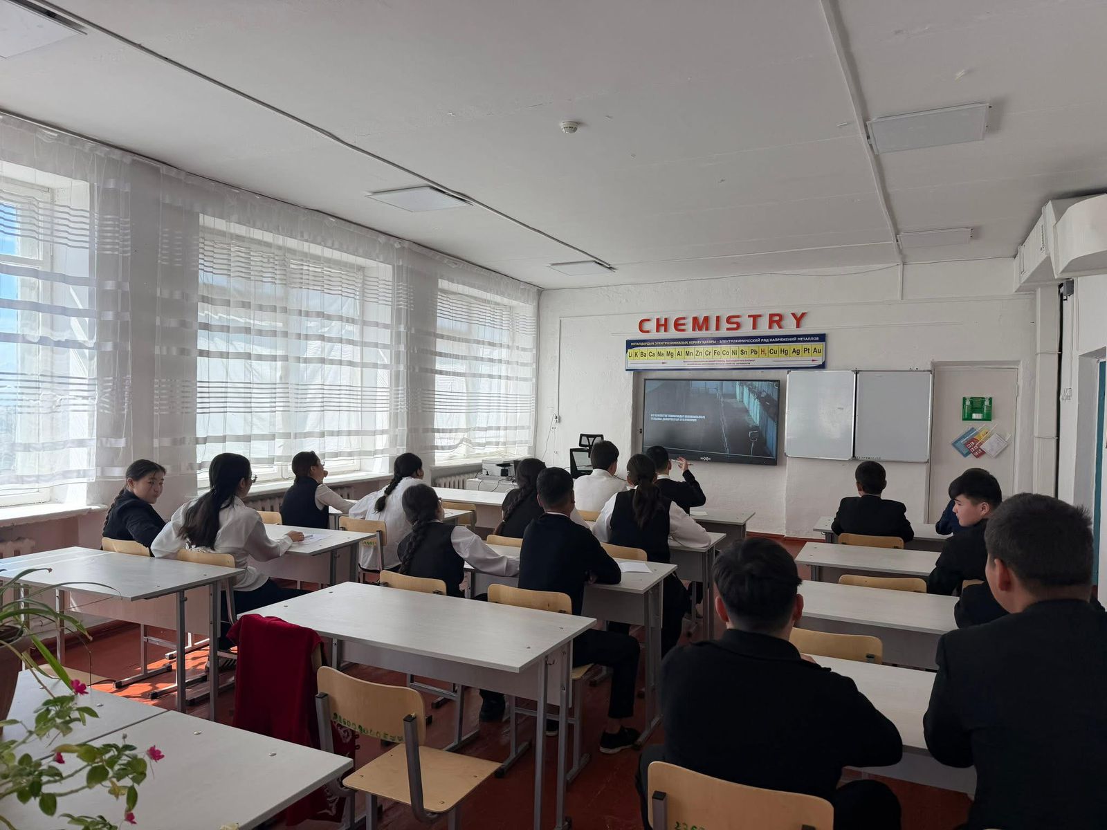 «Алғазы орта мектебінде оқушыларға интернет алаяқтық пен құқықбұзушылықтың алдын алу түсіндірілді»