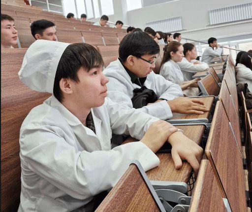 Астанада студенттердің қатысуымен жаңа Конституцияның рөлі мен маңызы талқыланды