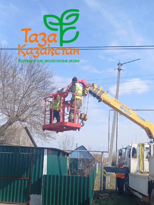 Свердловка ауылында ағаштарды кронирлеу жұмыстары жалғасуда. Бүгін Юбилейная және Клубная көшелеріндегі жұмыстар толық аяқталды.