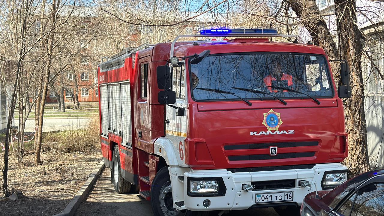 Беспорядочно припаркованные машины мешают пожарным