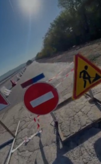 Жамбыл облысы Полиция департаменті Тараз — Шымкент республикалық маңызы бар автожолының 546–557 шақырым аралығында (ескі Күйік асуы) көлік қозғалысының уақытша жабылғанын хабарлайды.