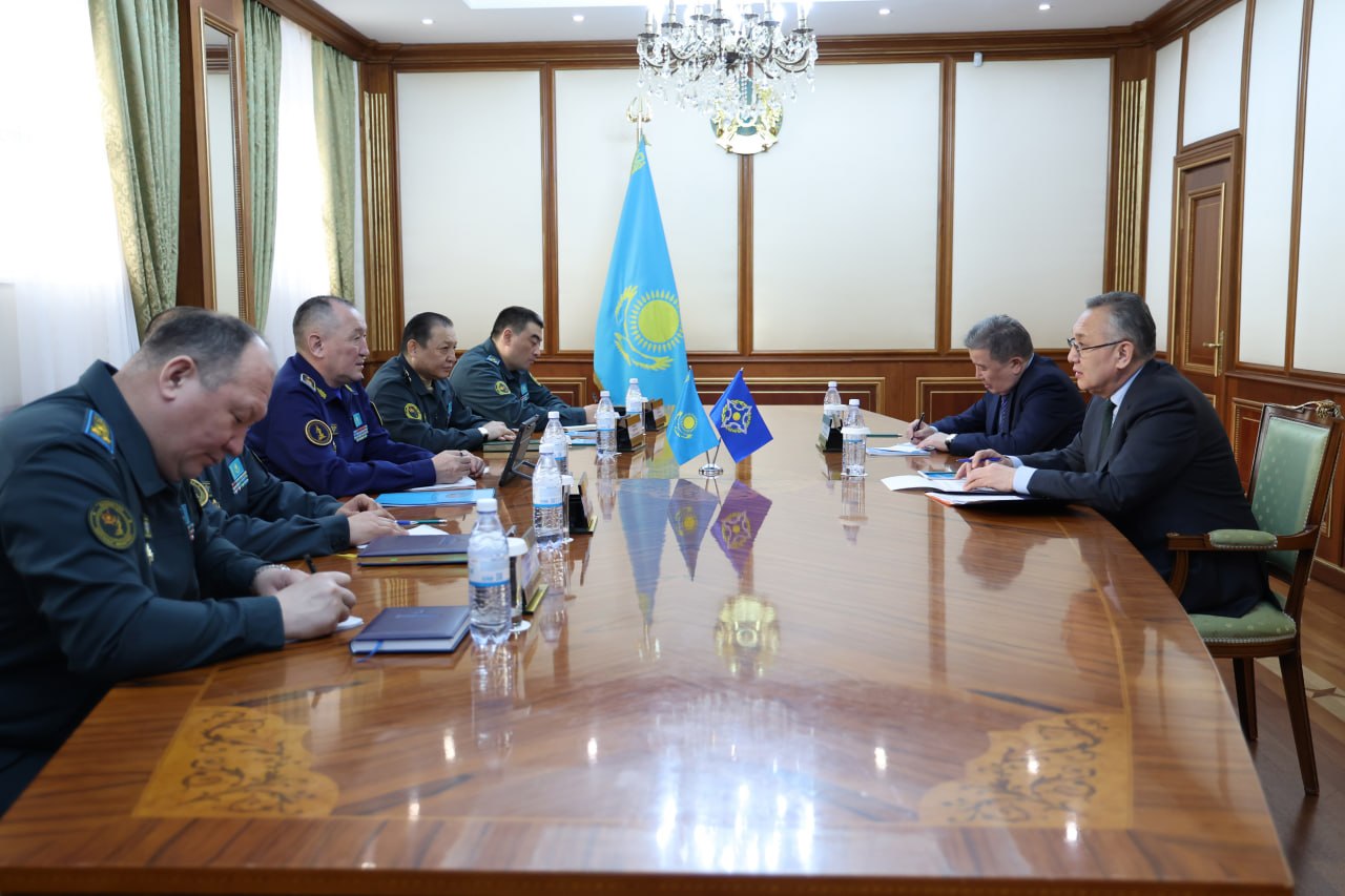 Министр обороны Казахстана провел встречу с Генсеком ОДКБ в Астане