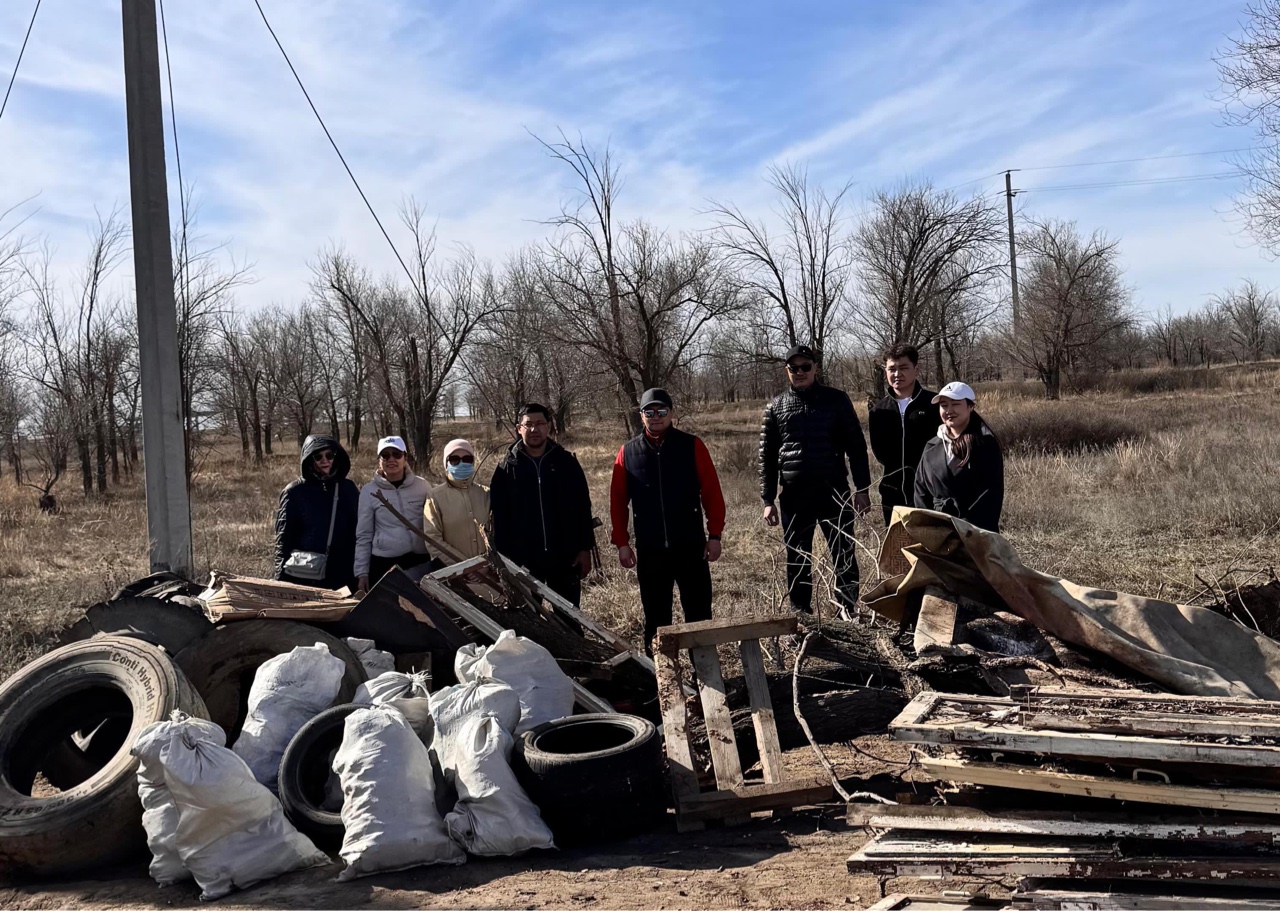 Ақтөбе облысының жер қатынастары басқармасының қызметкерлері республикалық «Таза Қазақстан» акциясы аясында сенбілікке қатысты