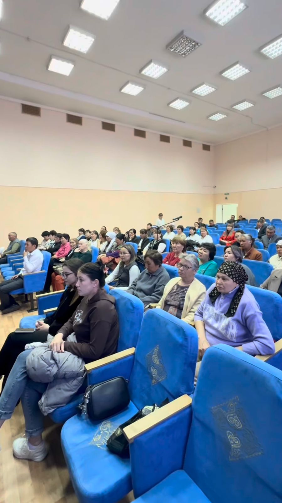 Көкпекті ауданының әкімі Н. Тұрсынқанұлы Қойгелді Аухадиев ауылдық округінің тұрғындарымен кездесу өткізіп, өңірдің өзекті мәселелерін талқылады және тұрғындардың ұсыныс-пікірлерін тыңдады.