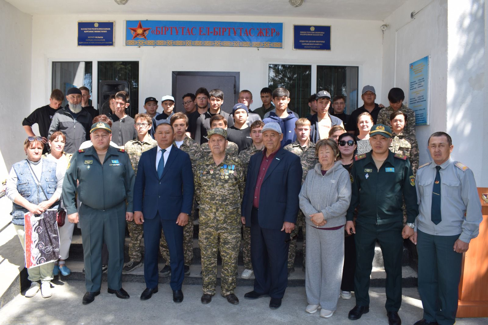 Сарқан ауданында қорғаныс істері жөніндегі бөлімде әскерге шақырылған азаматтарды салтанатты түрде шығарып салу рәсімі өтті.