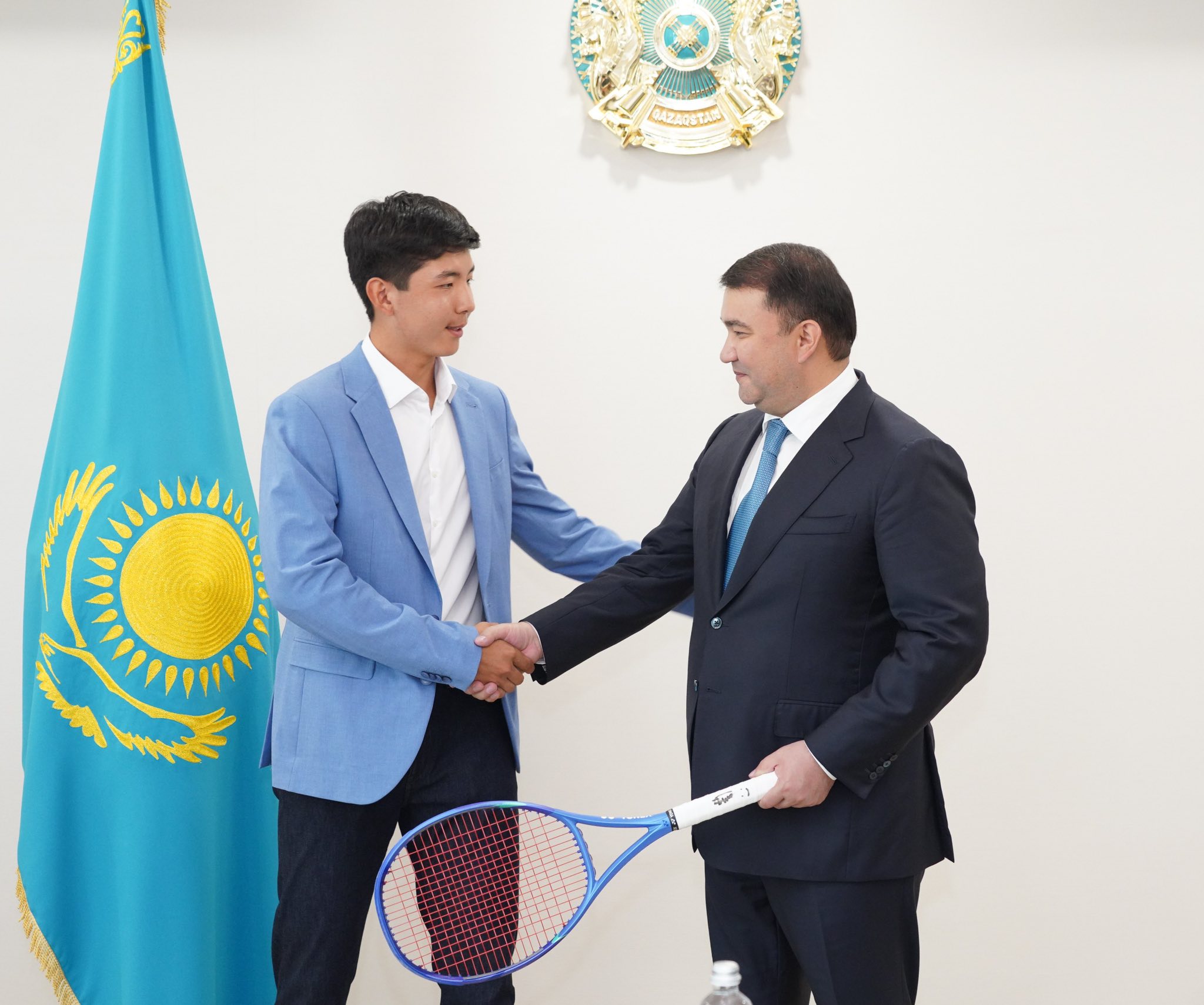 ТҮРКІСТАН ОБЛЫСЫНЫҢ ӘКІМІ  НҰРАЛХАН КӨШЕРОВ ТАЛАНТТЫ ТЕННИСШІ ЗАҢҒАР НҰРЛАНҰЛЫМЕН КЕЗДЕСТІ