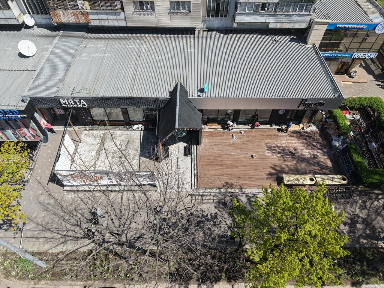 Алматыда қала орталығындағы жазғы дәмхана сүрілді