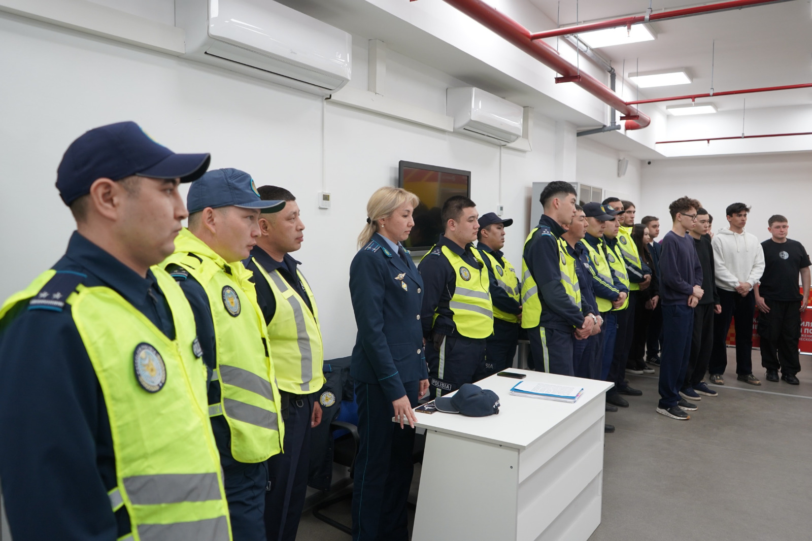 Полицейлер мен еріктілер бірге адам өмірін құтқаруды үйренді