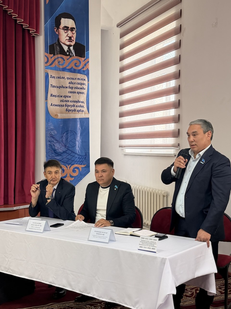 Жетісу облыстық мәслихатының депутаты Қайыр Қажы мен Талдықорған қалалық мәслихатының депутаты Мұхтар Ерденов «Шығыс» және «Жұлдыз» шағын аудандарының тұрғындарымен кездесті