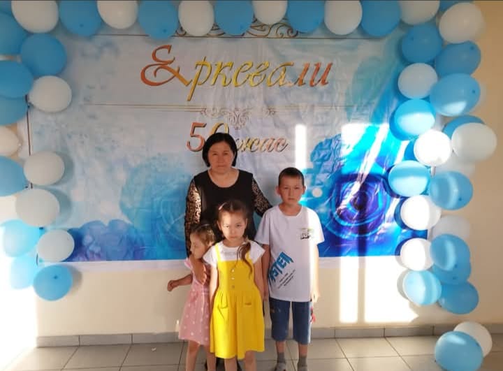 Оян мектебінде «Отбасыммен бірге өткізген қуанышты күндерім!» тақырыбында 1–4 сынып оқушылары арасында жоба ұйымдастырылды.