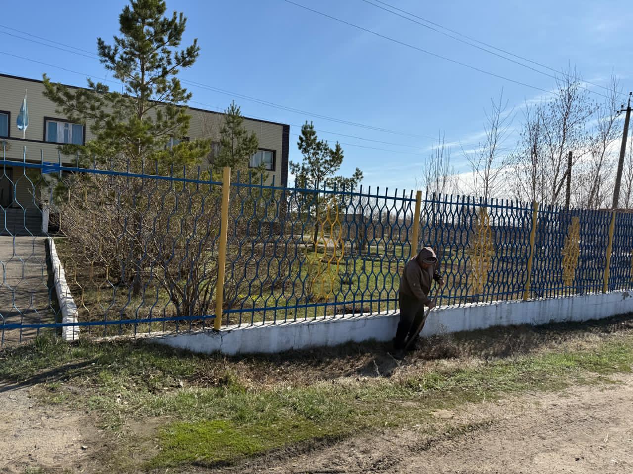 Первомай ауылының  қоғамдық қызметкерлері әкімдік ғимараттарының жанында сенбілік өткізді.