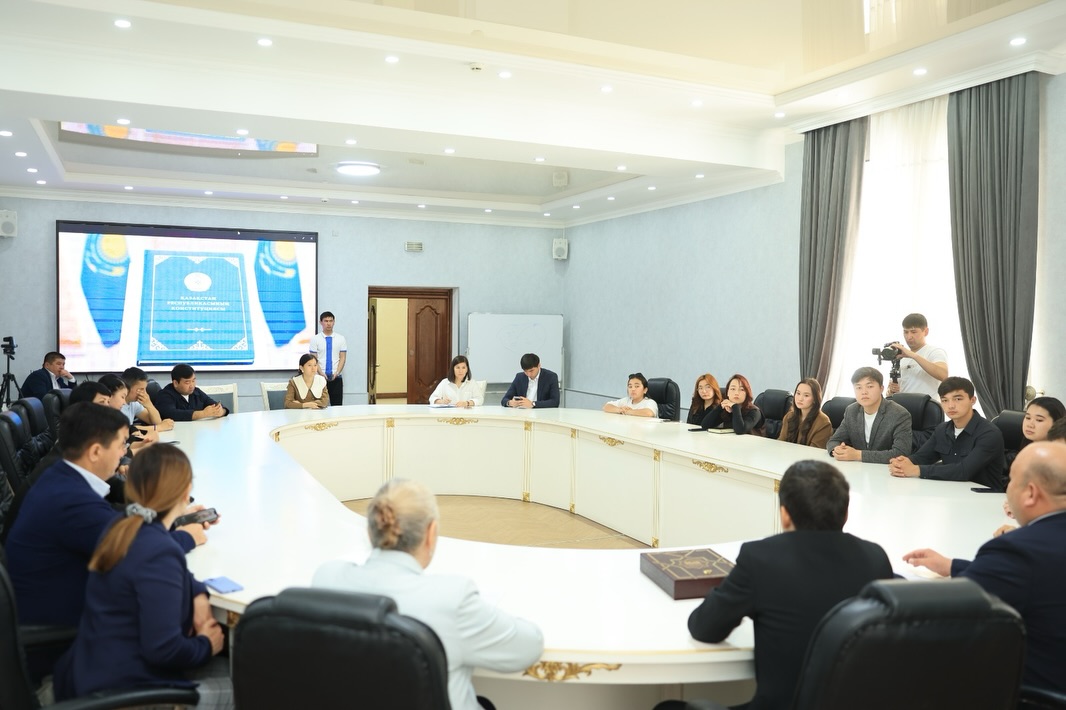 КОНСТИТУЦИЯ ЖӘНЕ ҚОҒАМ: УНИВЕРСИТЕТТЕ МАЗМҰНДЫ КЕЗДЕСУ ӨТТІ