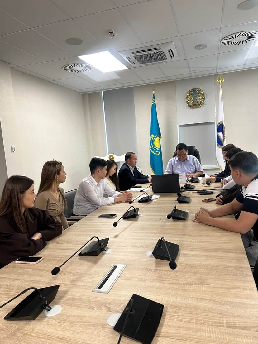 Түркістан облысы Әділет департаментінің Әкімшілік бөлімінің басшысы М.Ахтановтың қатысуымен бітіруші түлек  4 курс студенттерімен  және жеке еңбек шарты бойынша жұмыс жасайтын жас қызметкерлермен кездесу өтті.