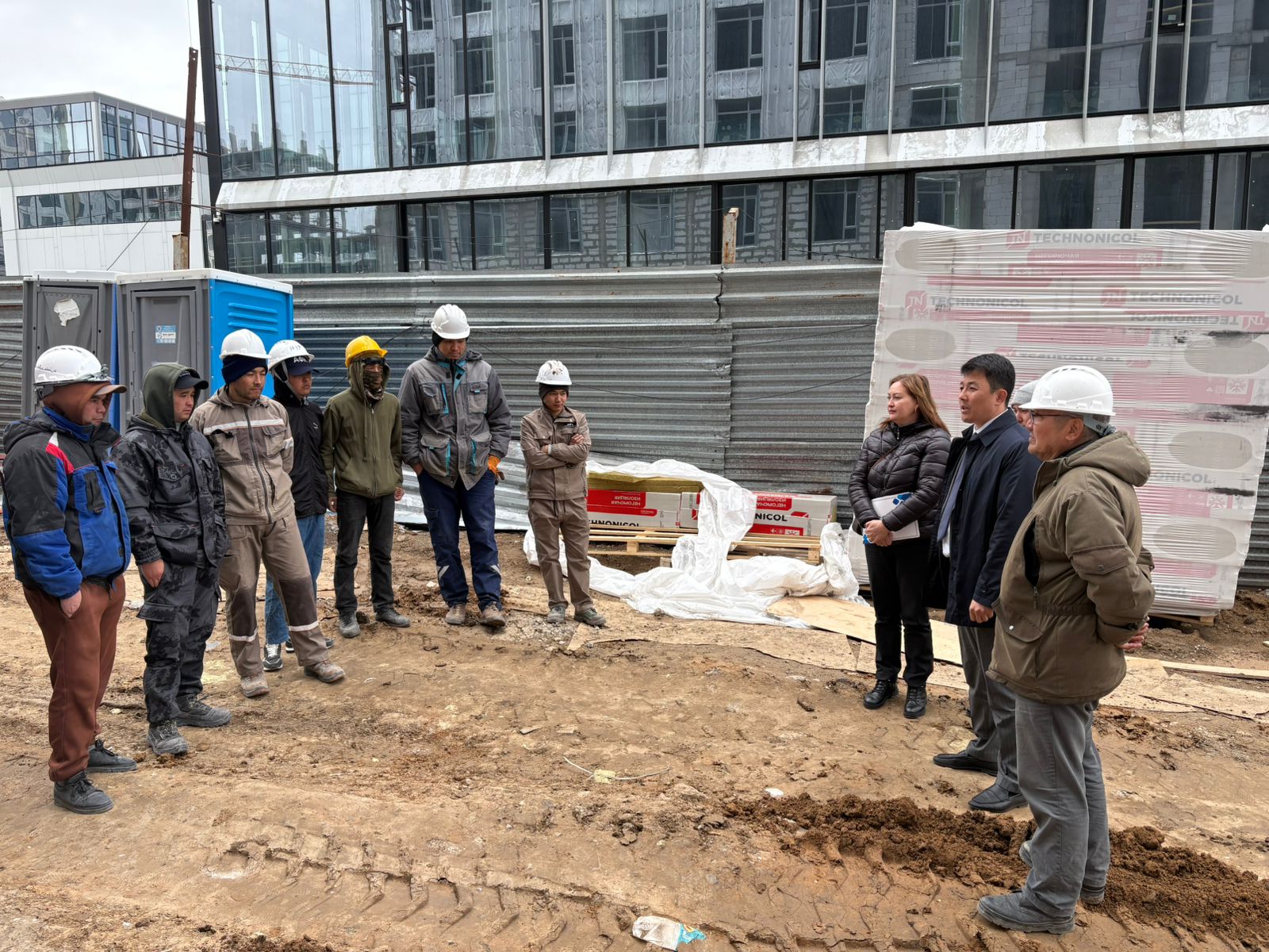 "Luna" ТҮК құрылыс объектісінде еңбек қауіпсіздігі және қызметкерлерді сақтандыру мәселелерін талқылады