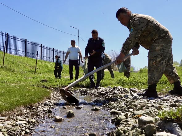 ТҮРКІСТАН: БӘЙДІБЕК АУДАНЫНДА ТАБИҒАТ ЖАНАШЫРЛАРЫНЫҢ ҚАТЫСУЫМЕН «БҰЛАҚ КӨРСЕҢ,  КӨЗІН АШ» ЭКОЛОГИЯЛАҚ АКЦИЯСЫ ӨТТІ