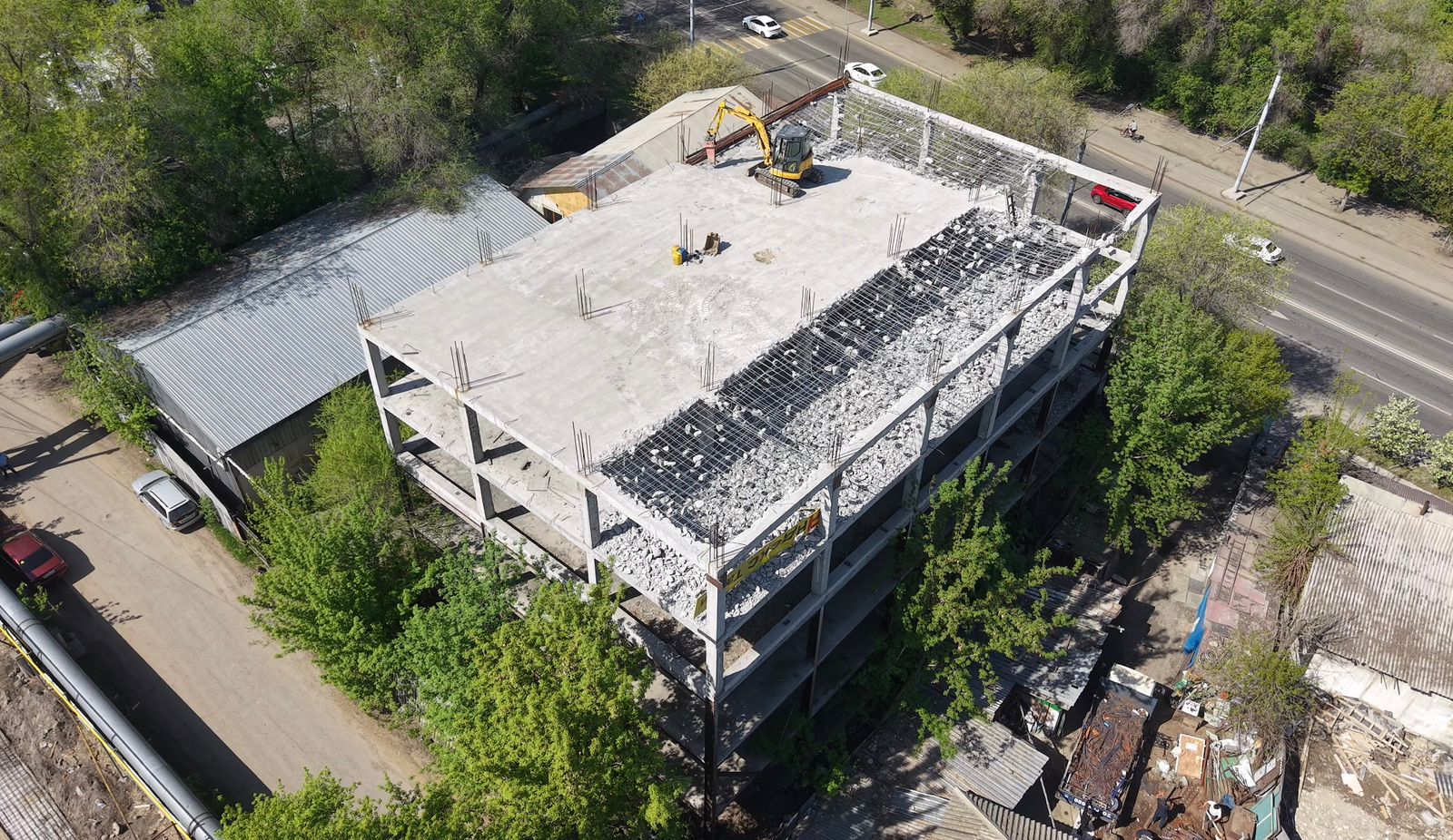 Алматыда ірі аяқталмаған құрылыс нысаны сот шешімімен сүріліп жатыр