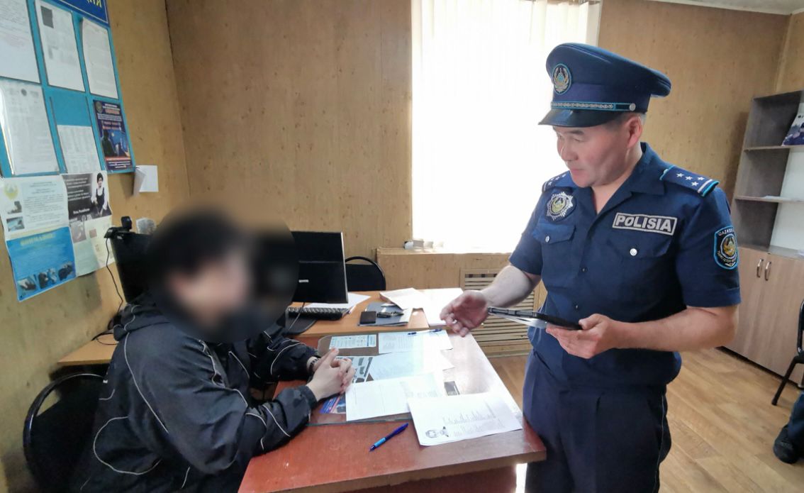 Жаяу жүргіншілер көшесіндегі түнгі дрифт: Петропавлда полицейлер автотәртіп бұзушыны жауапкершілікке тартты