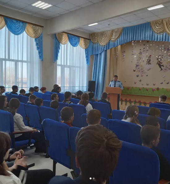 КПБ бастығы Н.А. Кизатов 5-11 сынып оқушыларымен «Құқық бұзушылықтың алдын алу», «Есірткінің зияны», «Буллинг», «Терроризмге қарсы қауіп», «Жол қозғалысы ережелерін білу» тақырыптарында профилактикалық сұхбаттар өткізді.