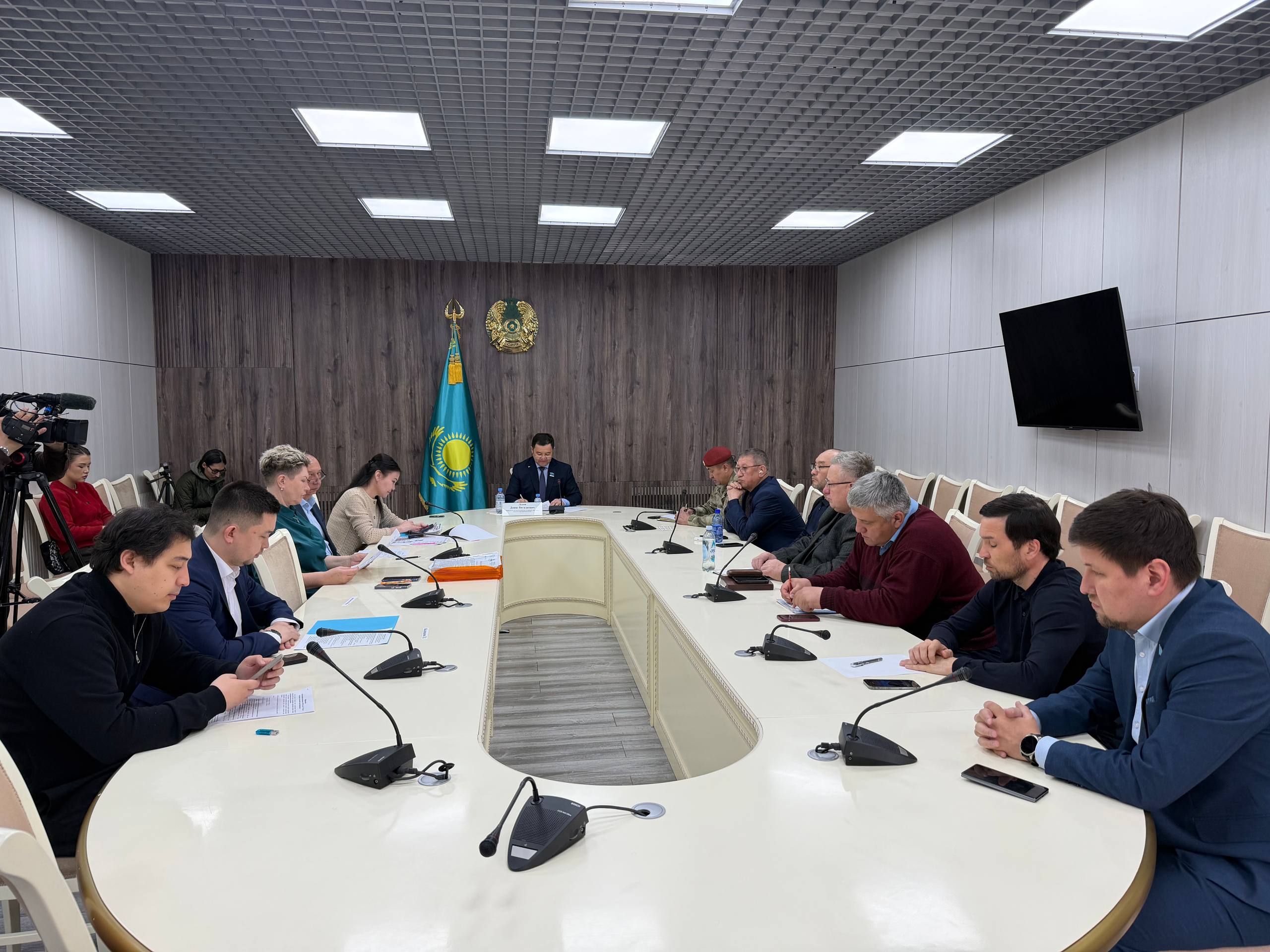 Қарағанды қалалық мәслихатының экономика, бюджет және кәсіпкерлік мәселелері жөніндегі тұрақты комиссиясының төрағасы Д.В. Дедовтың төрағалығымен Қарағанды қаласының 2025 жылғы бюджетінің орындалуы туралы кезекті сессияда қаралатын мәселені талқылау басталды