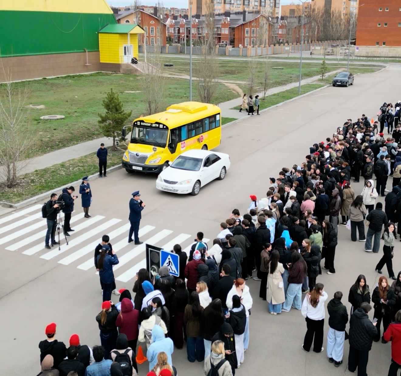 Қостанай облысының прокуратурасы Полиция департаментімен және білім беру органдарымен бірлесіп, «Қауіпсіз жол – балалар үшін» жобасы аясында балалар арасындағы жол-көлік жарақаттарының алдын алуға және оқушылардың жолда қауіпсіз жүріс-тұрыс дағдыларын қалыптастыруға бағытталған ауқымды профилактикалық акция өткізді.