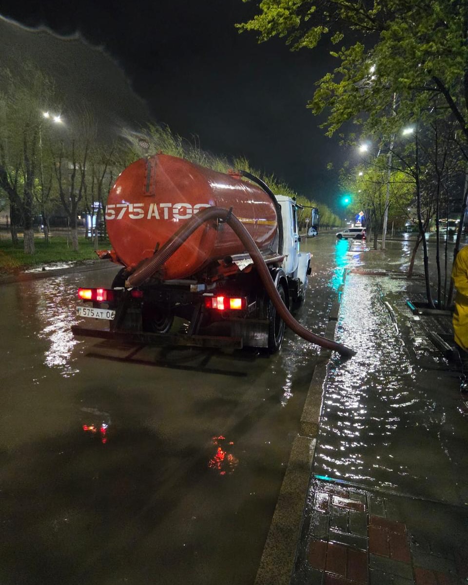 ҚАЛАНЫ ЖАҢБЫР СУЫНАН ТАЗАРТУ ЖҰМЫСТАРЫ ҮЗДІКСІЗ ЖҮРУДЕ