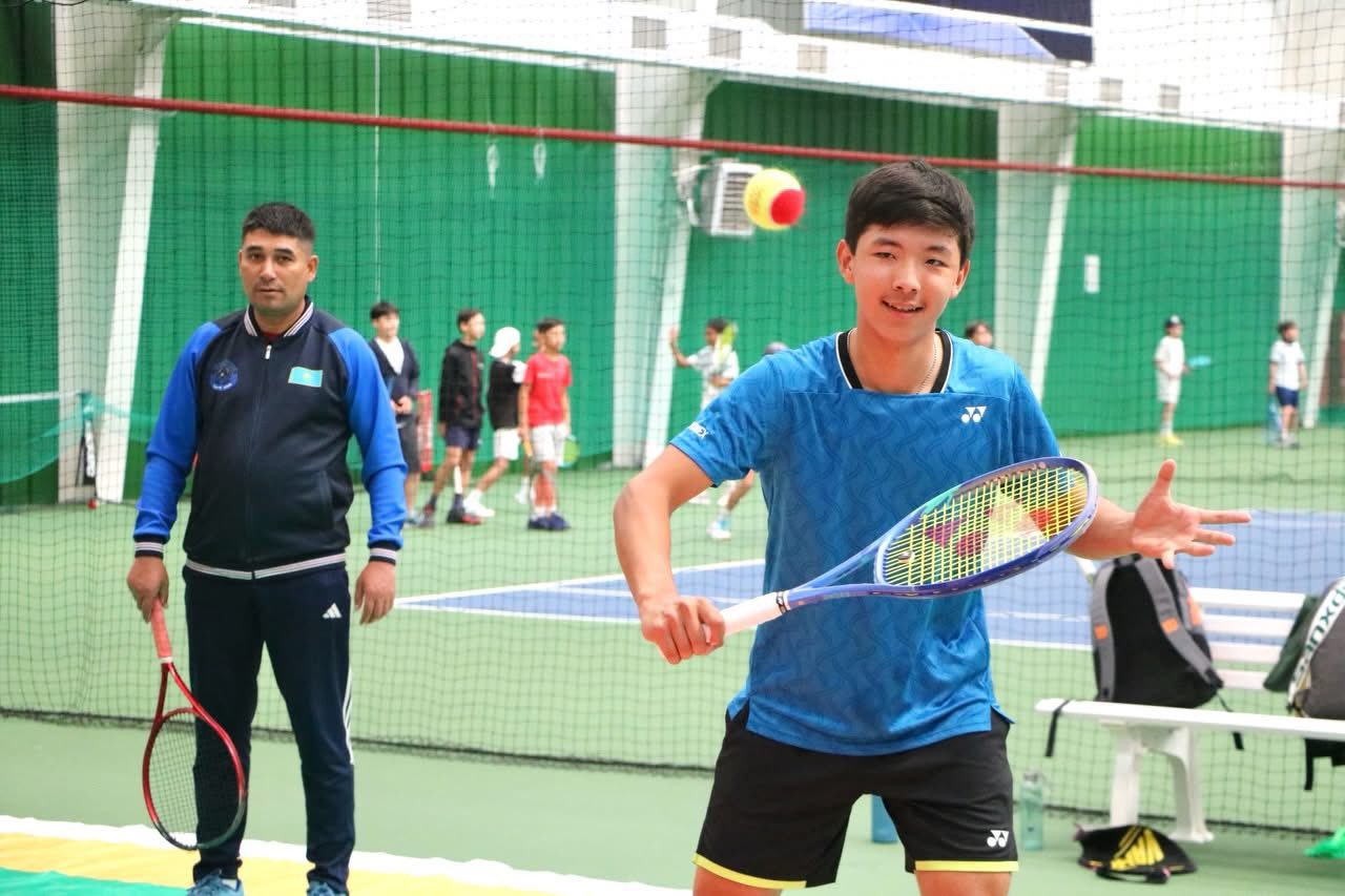 ЗАҢҒАР НҰРЛАНҰЛЫ ТҮРКІСТАНДА ЖАСӨСПІРІМ ТЕННИСШІЛЕРГЕ ШЕБЕРЛІК САБАҒЫН ӨТКІЗДІ