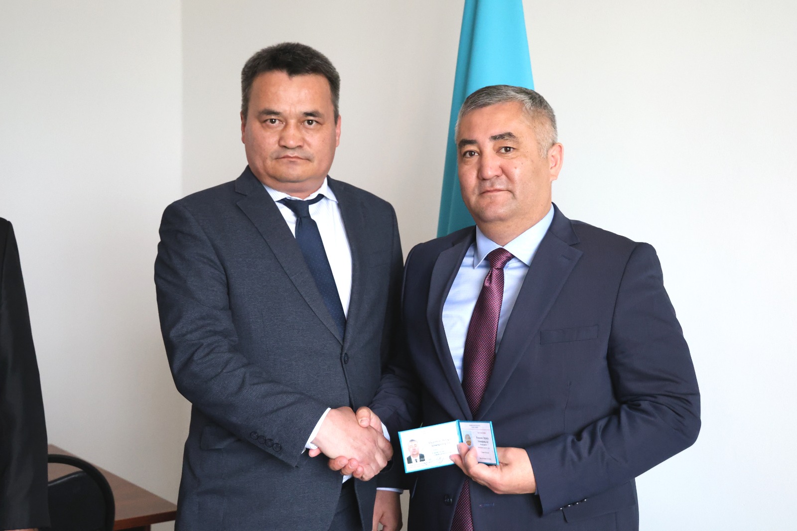 АТЫРАУСКАЯ ГОРОДСКАЯ ТЕРРИТОРИАЛЬНАЯ ИЗБИРАТЕЛЬНАЯ КОМИССИЯ ВРУЧИЛА УДОСТОВЕРЕНИЕ ВНОВЬ ИЗБРАННОМУ АКИМУ КЕНУЗЕКСКОГО СЕЛЬСКОГО ОКРУГА