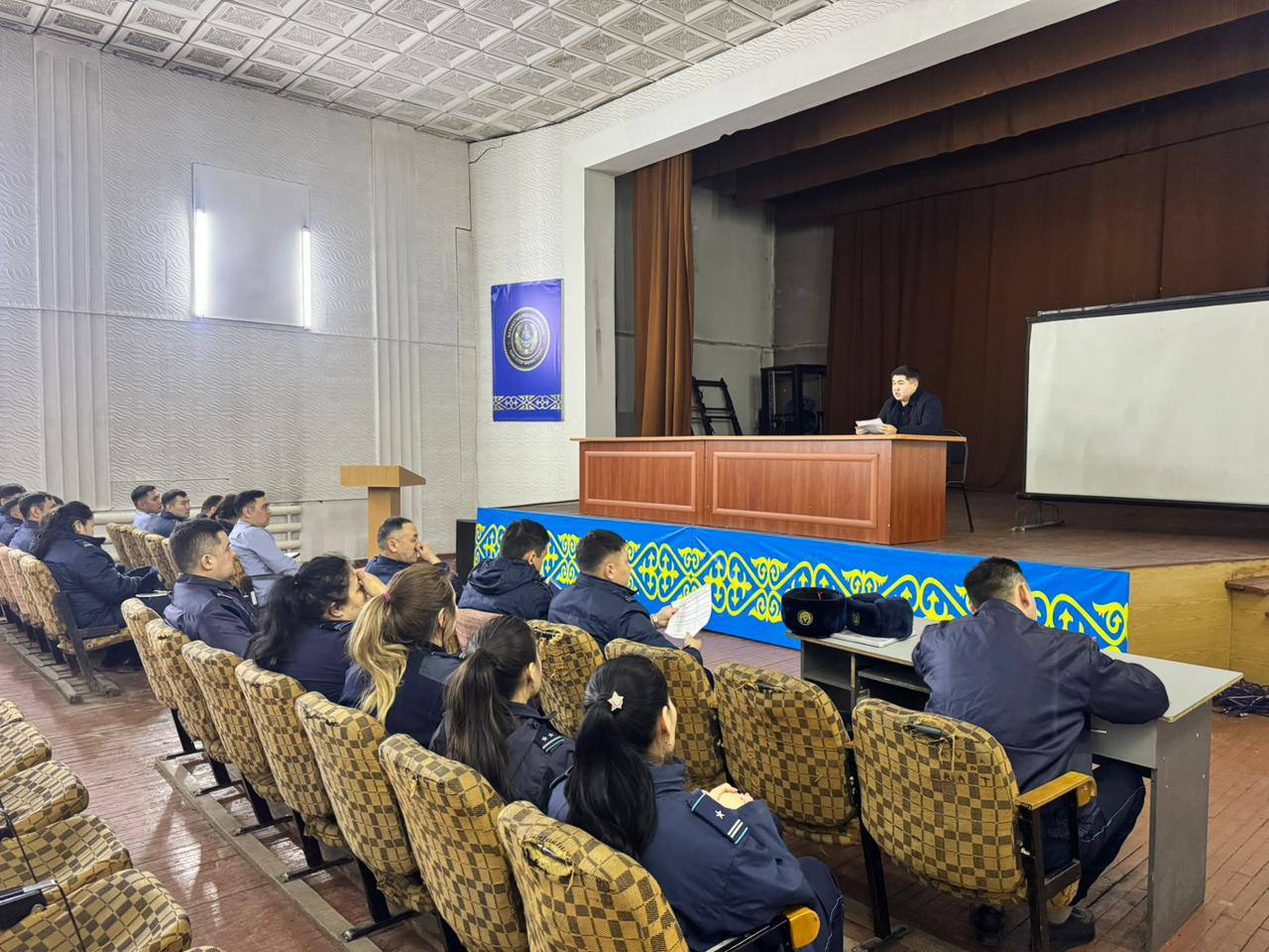 В области Абай  для инспекторов по делам несовершеннолетних был проведён урок по противодействию экстремизму и терроризму.