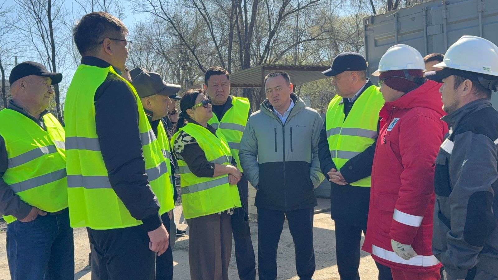 Рабочая группа депутатов под председательством председателя маслихата К.Ермекбаева ознакомилась с работой по реконструкции стадиона «Жастар» в городе Аксай