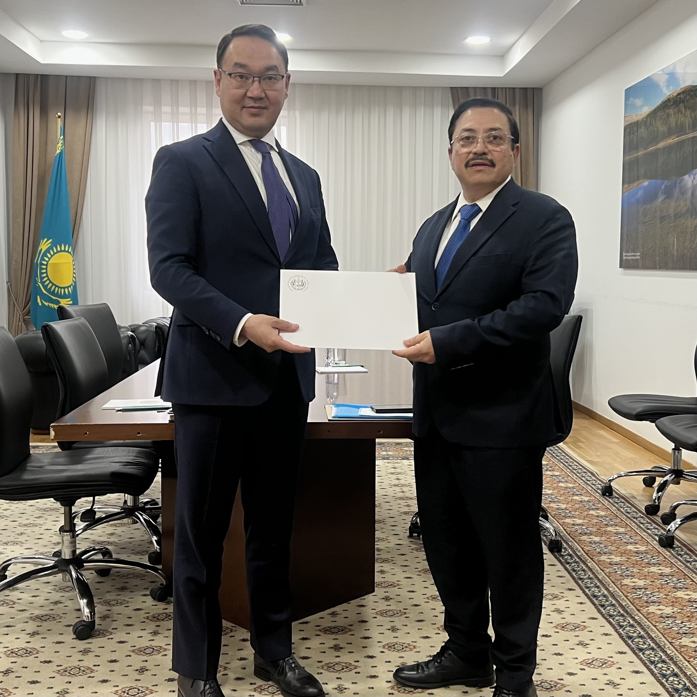 Эль-Сальвадор Елшісі сенім грамоталарының көшірмелерін тапсырды